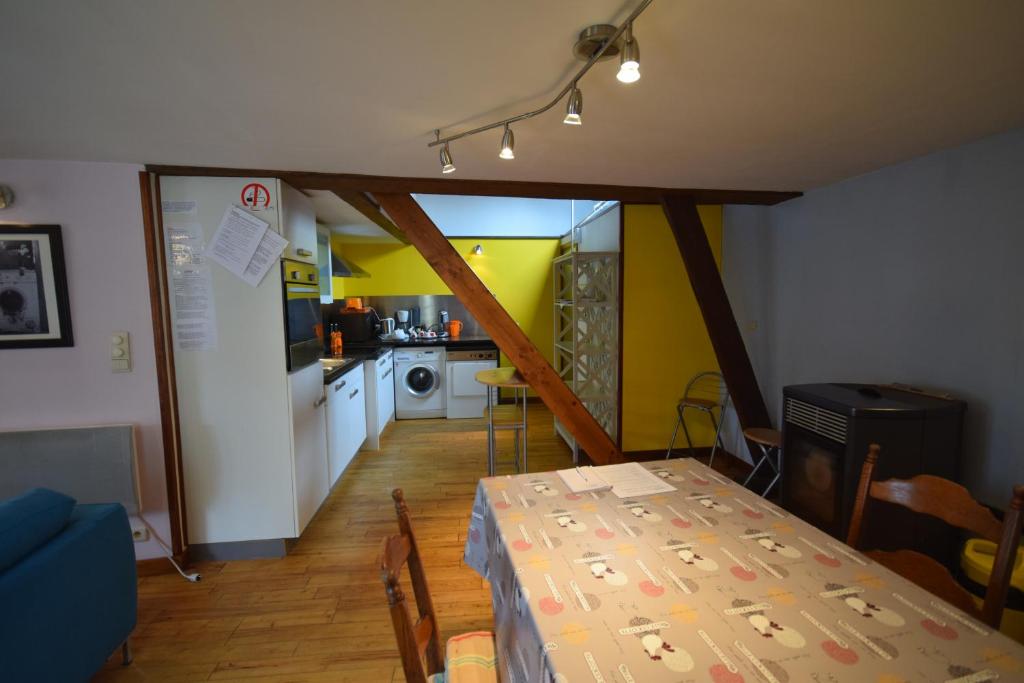 une salle à manger avec une table et une cuisine dans l'établissement Gîte Château De Frankie, à Grand-Reng - Erquelinnes