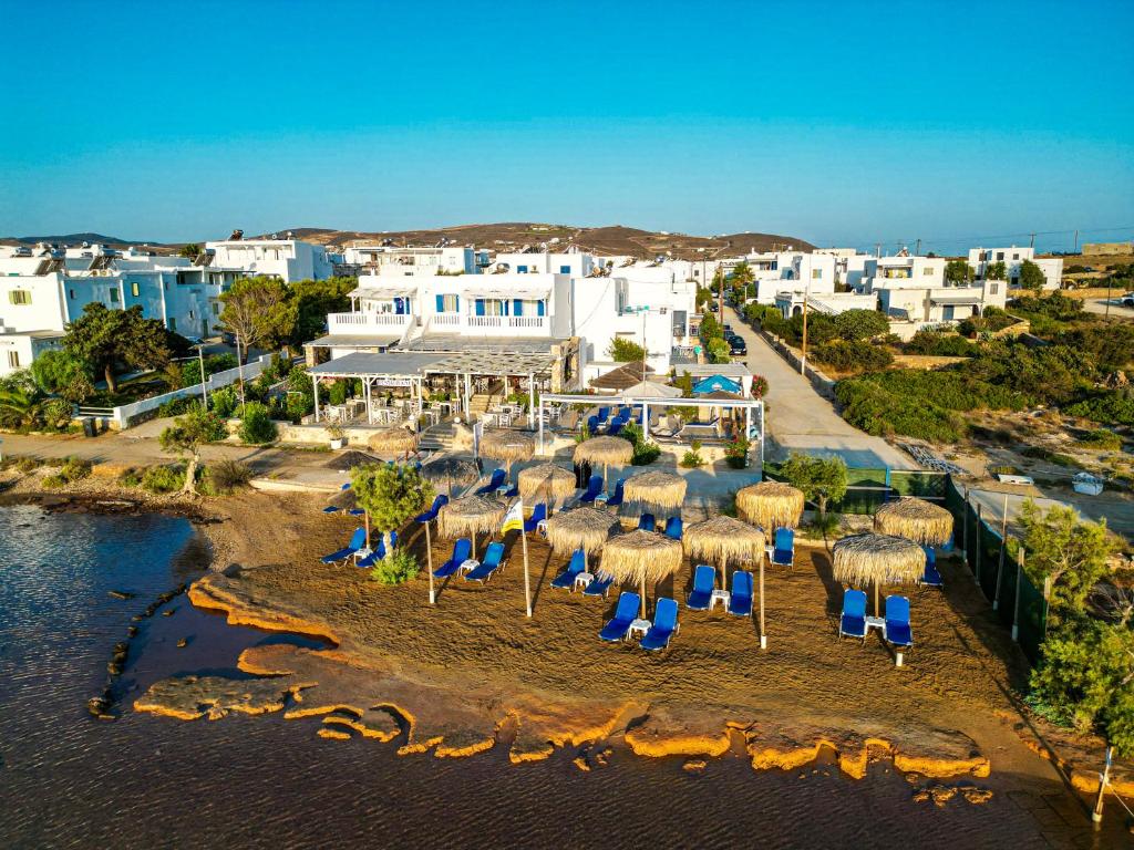 - un groupe de chaises longues et de parasols sur la plage dans l'établissement Theologos Beach, à Antiparos