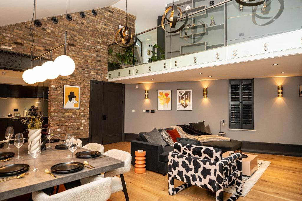 uma sala de estar com uma mesa e um sofá em Kula London - Covent Garden Garrick St em Londres