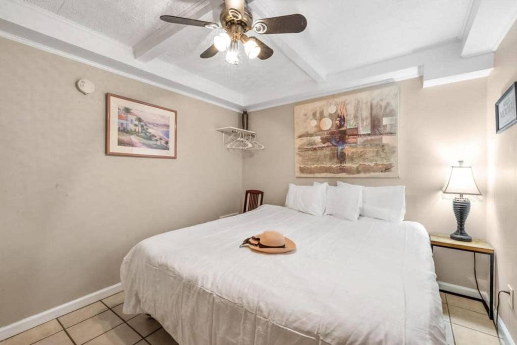 1 dormitorio con 1 cama con sombrero en Comfy 1BR By the Beach with Pool and Parking 12, en Myrtle Beach