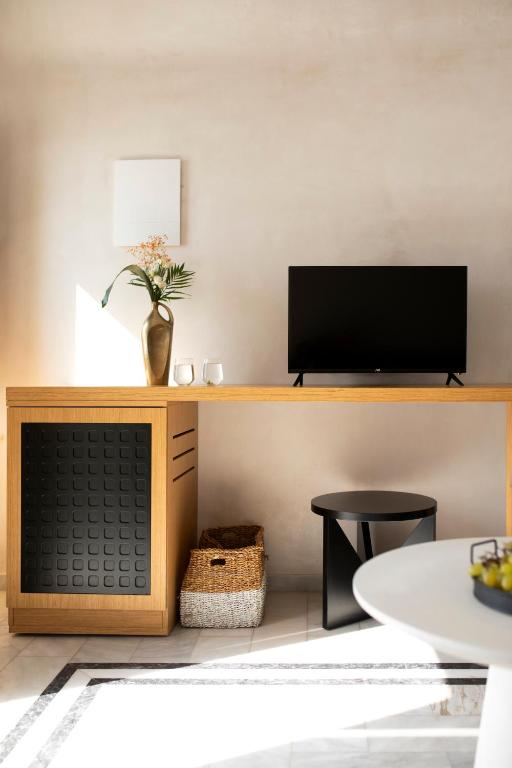 TV a/nebo společenská místnost v ubytování Andromeda Villas & Spa Resort