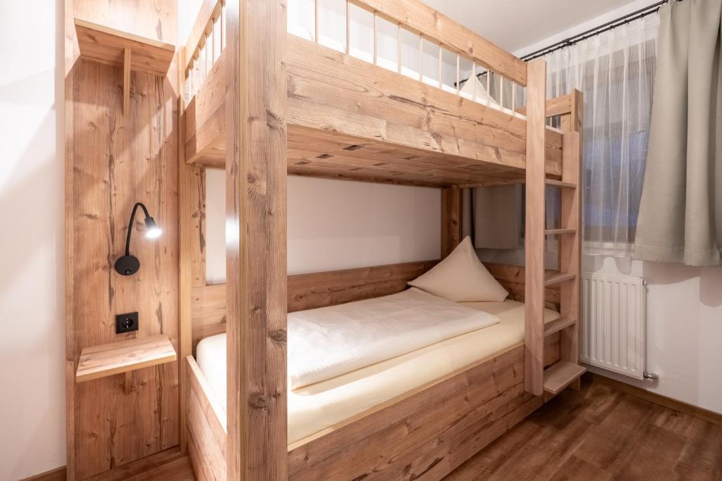 Postel nebo postele na pokoji v ubytování Hotel Krone Tirol