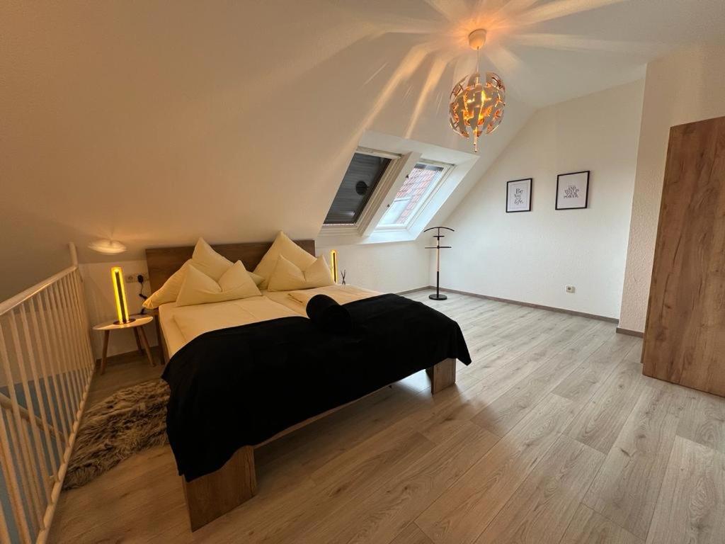 En eller flere senge i et værelse på Top of Hostel & Serviced Aparts Deluxe Maisonette-Apart Fürth