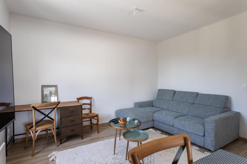 un salon avec un canapé et une table dans l'établissement Le Dinghy - Appartement pour 4, à Saint-Malo