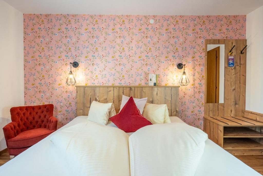 Postel nebo postele na pokoji v ubytování Hotel Krone Tirol