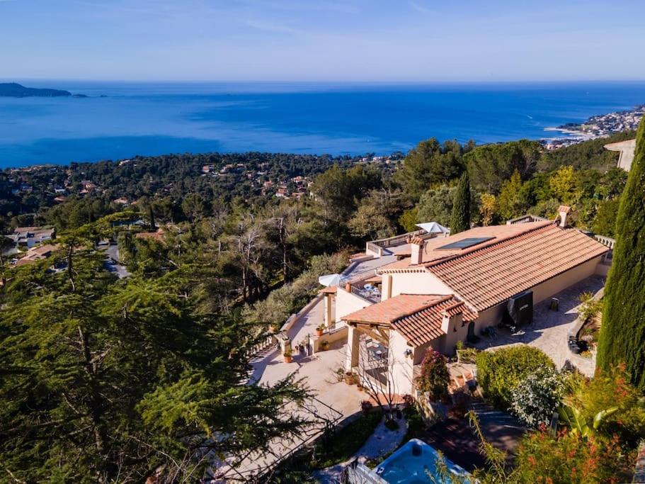 eine Luftansicht eines Hauses mit Meerblick in der Unterkunft Villa avec vue mer panoramique in Carqueiranne