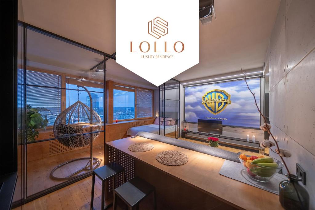 ヴィリニュスにあるVivulskio Apartament - Lollo Luxuryの窓から蓮台の看板を望む客室です。