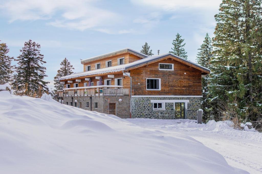 een huis in de sneeuw voor bij L'Etincelle Mountain Lodge in Chamrousse