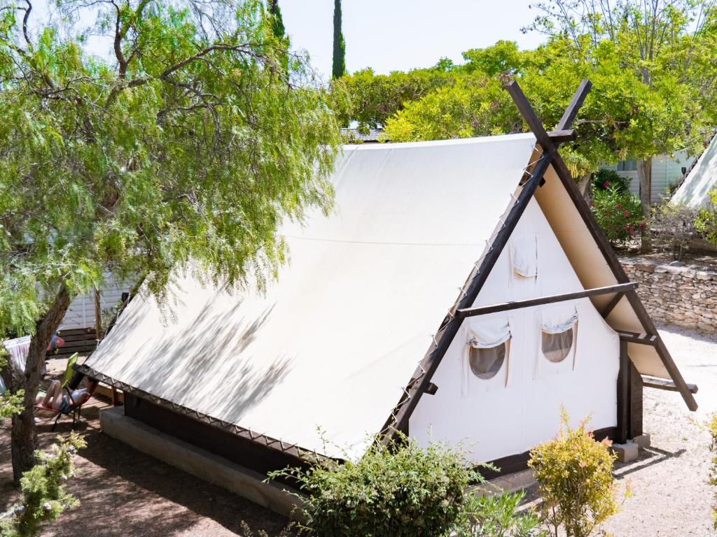Jardín al aire libre en Camping L'Orangeraie