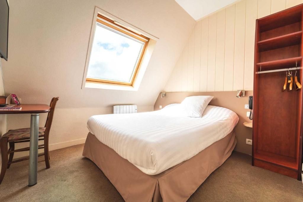 Postel nebo postele na pokoji v ubytování Hôtel Le Goëlo - Port de Paimpol