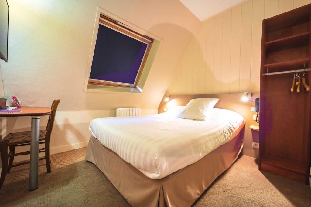 Postel nebo postele na pokoji v ubytování Hôtel Le Goëlo - Port de Paimpol