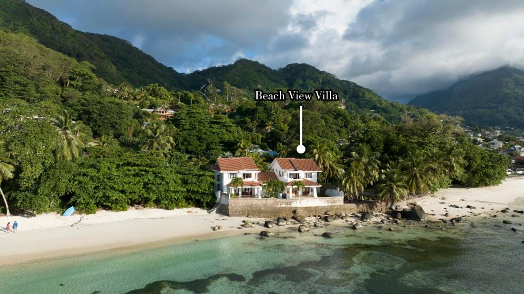 una vista aérea de una casa en la playa en Beach View Villa - Beauvallon villas en Beau Vallon