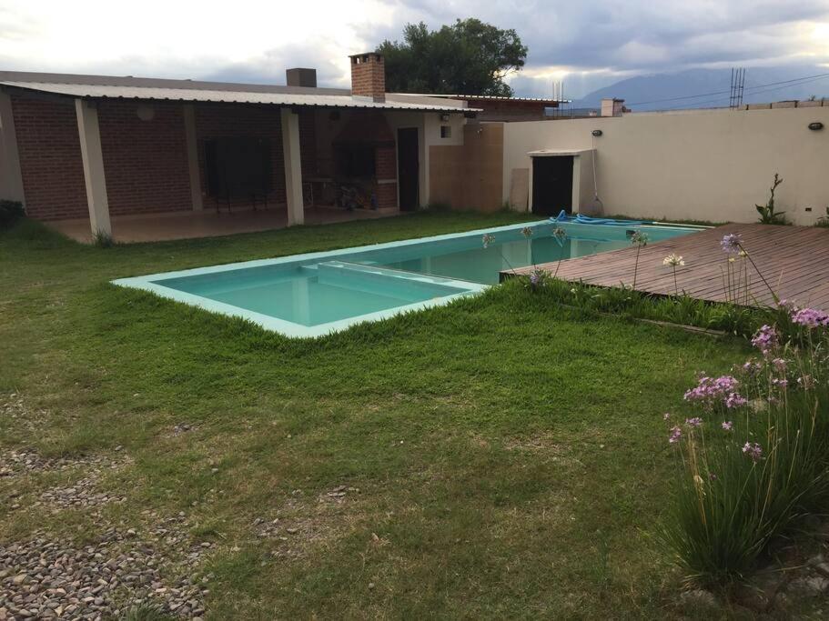 Bazén v ubytování CASA DUPLEX CON PILETA/QUINCHO nebo v jeho okolí