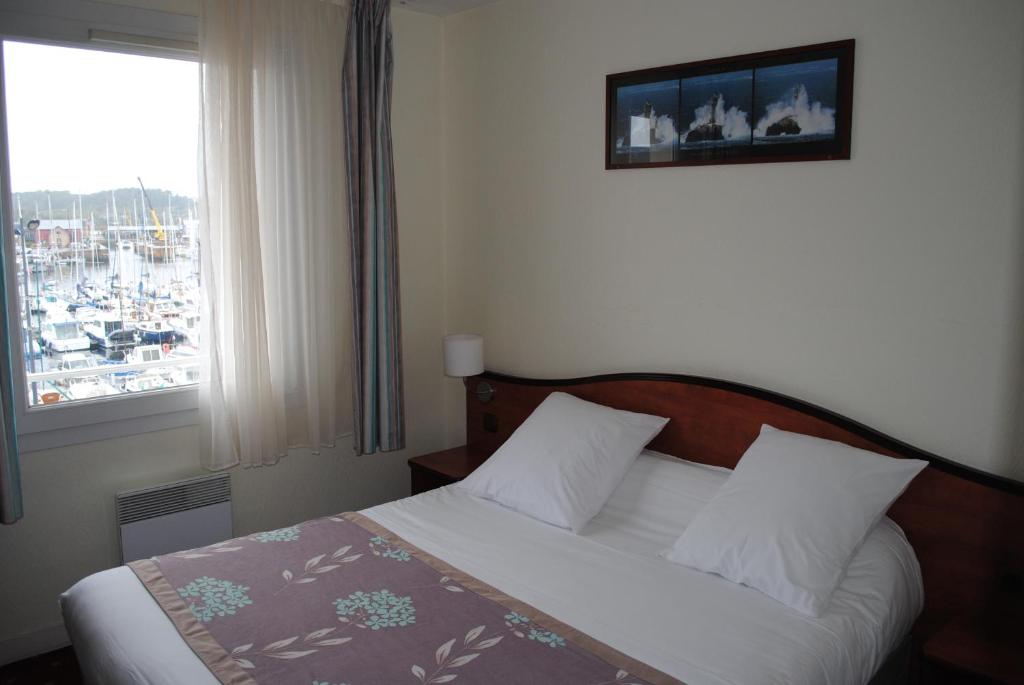 Postel nebo postele na pokoji v ubytování Hôtel Le Goëlo - Port de Paimpol