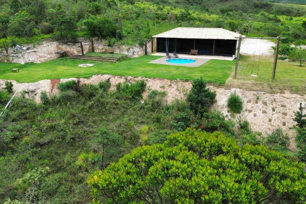 an aerial view of a house on a hill at Casa vista da serra in São João del Rei