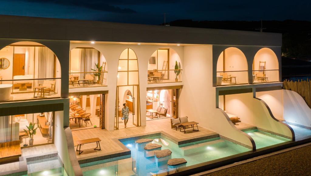 Bazén v ubytování Tasana bar and luxury resort nebo v jeho okolí