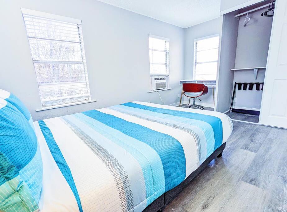 een slaapkamer met een bed en een bureau. bij Elegant 1Bed Montrose-CinqueTerre@TheItalianPlaza in Houston