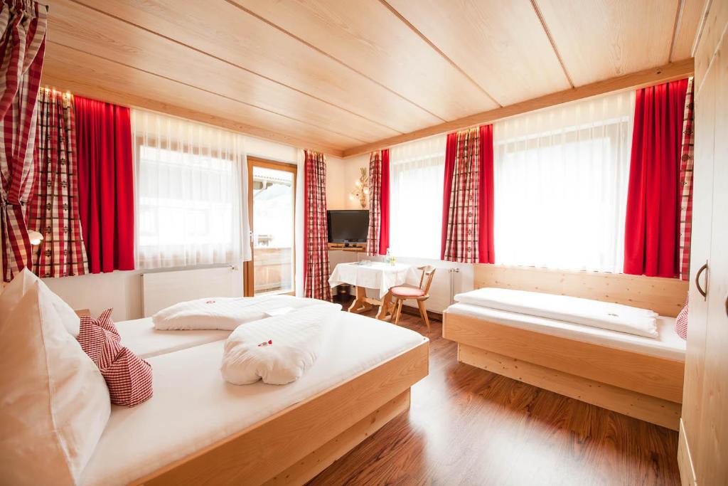 Postel nebo postele na pokoji v ubytování Hotel Angelika