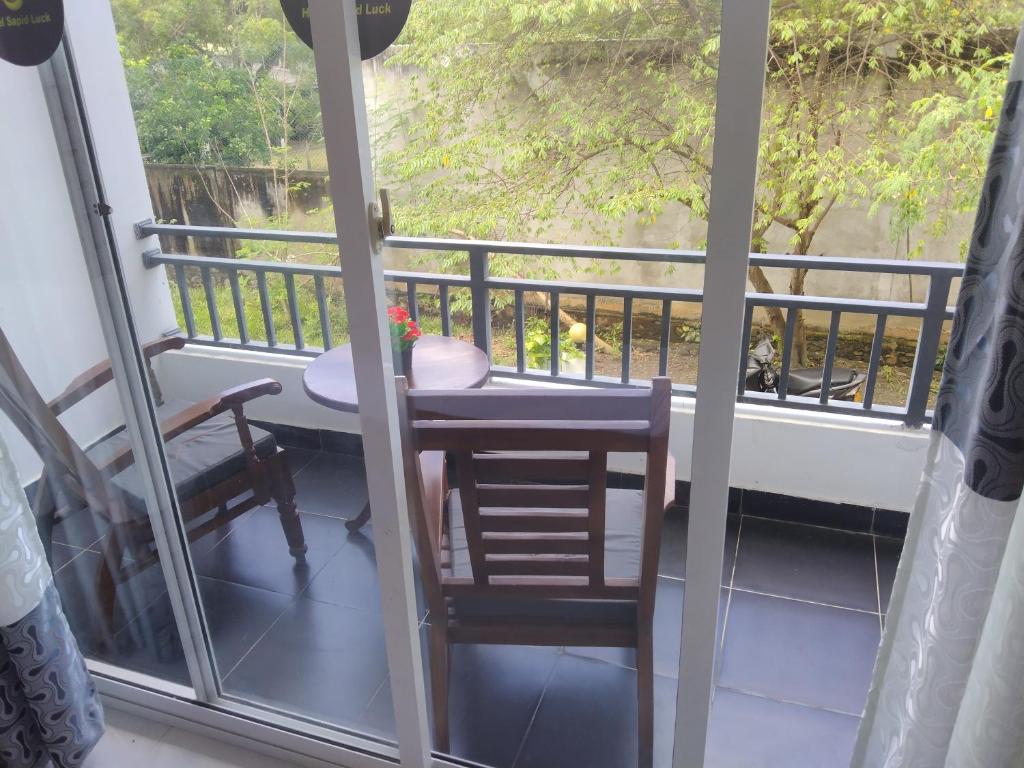 Rõdu või terrass majutusasutuses Hotel Sapid Luck Yala Safari