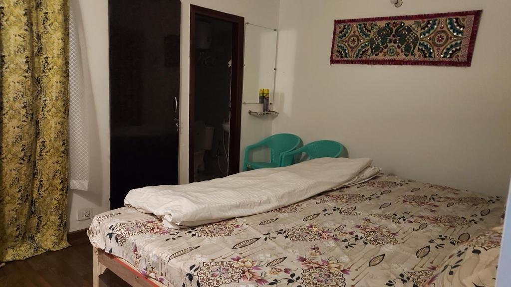 Postel nebo postele na pokoji v ubytování Parkland 4BHK independent floor