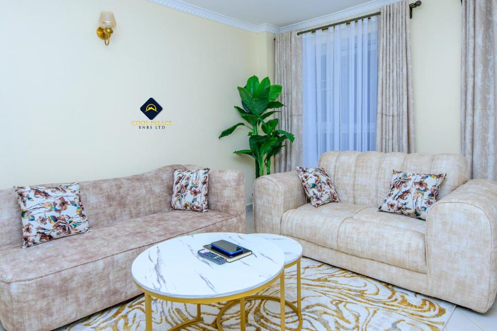 Jalde Heights, Limuru Road, 178, Nairobi City, Nairobi, Kenya في نيروبي: غرفة معيشة مع كنبتين وطاولة