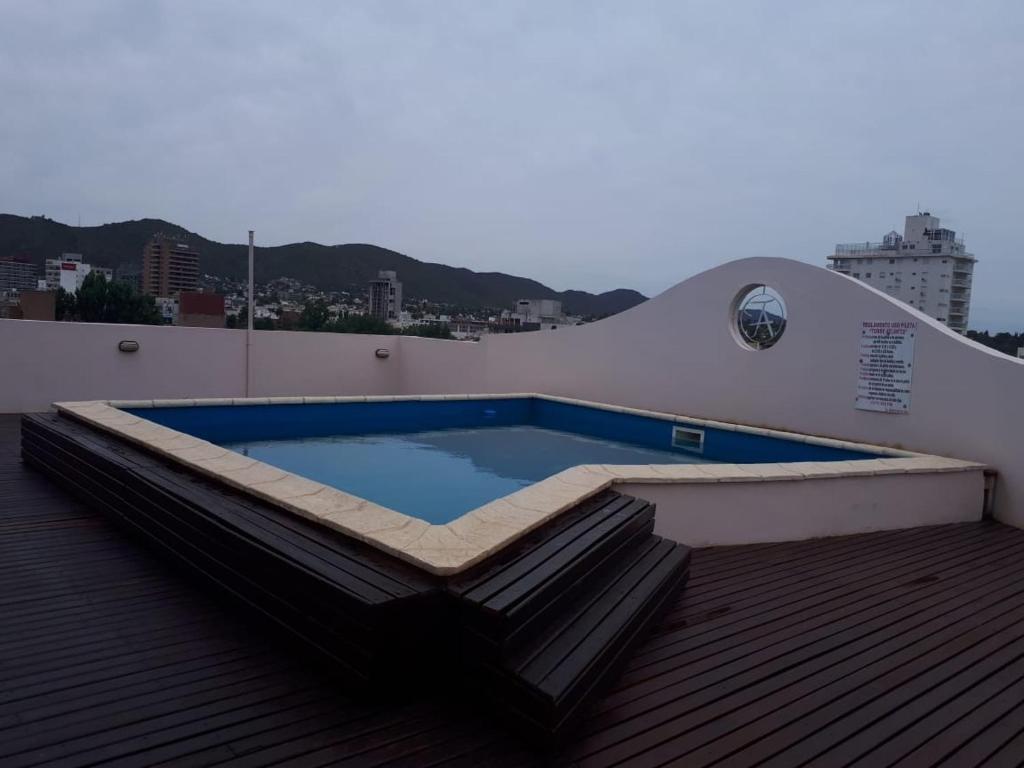 una piscina en la azotea de un edificio en DEPARTAMENTO EN CARLOS PAZ en Villa Carlos Paz