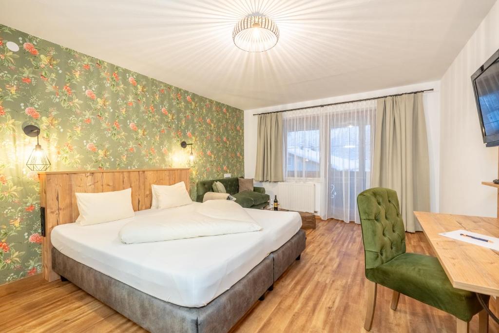 Postel nebo postele na pokoji v ubytování Hotel Krone Tirol
