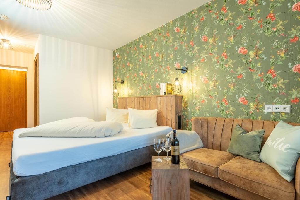 Postel nebo postele na pokoji v ubytování Hotel Krone Tirol