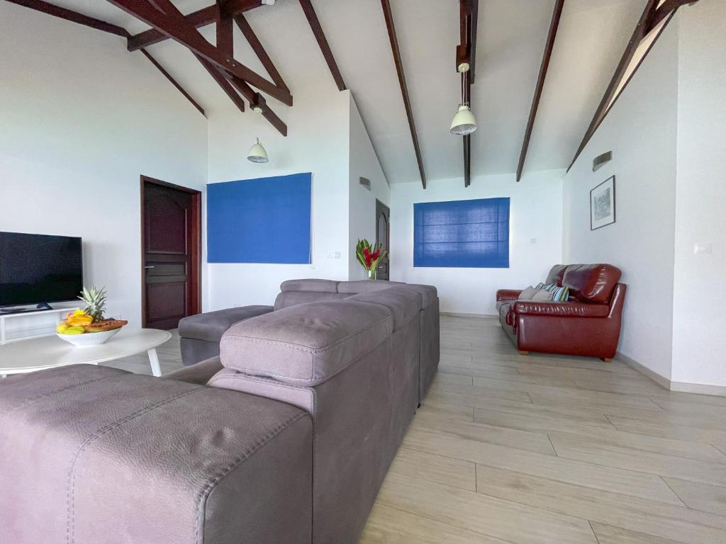TV a/nebo společenská místnost v ubytování VallonEnd Beachfront villa with excellent view