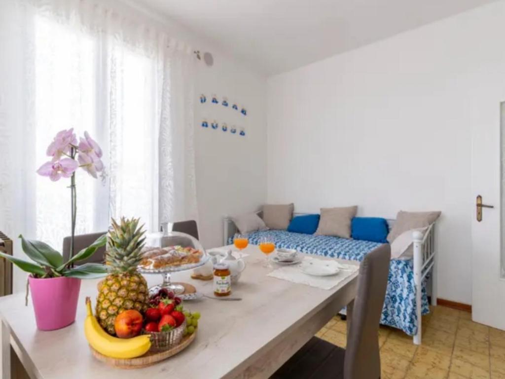 ein Esszimmer mit einem Tisch und Obst darauf in der Unterkunft DREAM HOUSE Casa Vacanze in Arma di Taggia