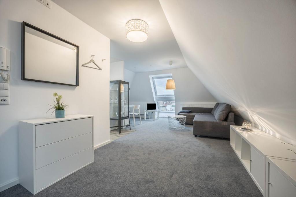 ein Wohnzimmer mit einem Sofa und einem Tisch in der Unterkunft Appartment Malerviertel in Braunschweig