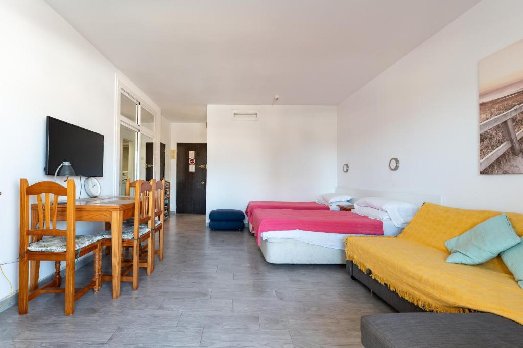 Televízia a/alebo spoločenská miestnosť v ubytovaní Pyr studio apartment