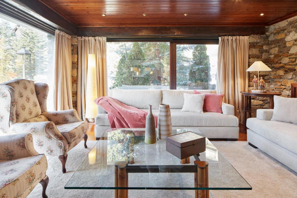 uma sala de estar com um sofá e uma mesa em Plan de Beret by FeelFree Rentals em Naut Aran