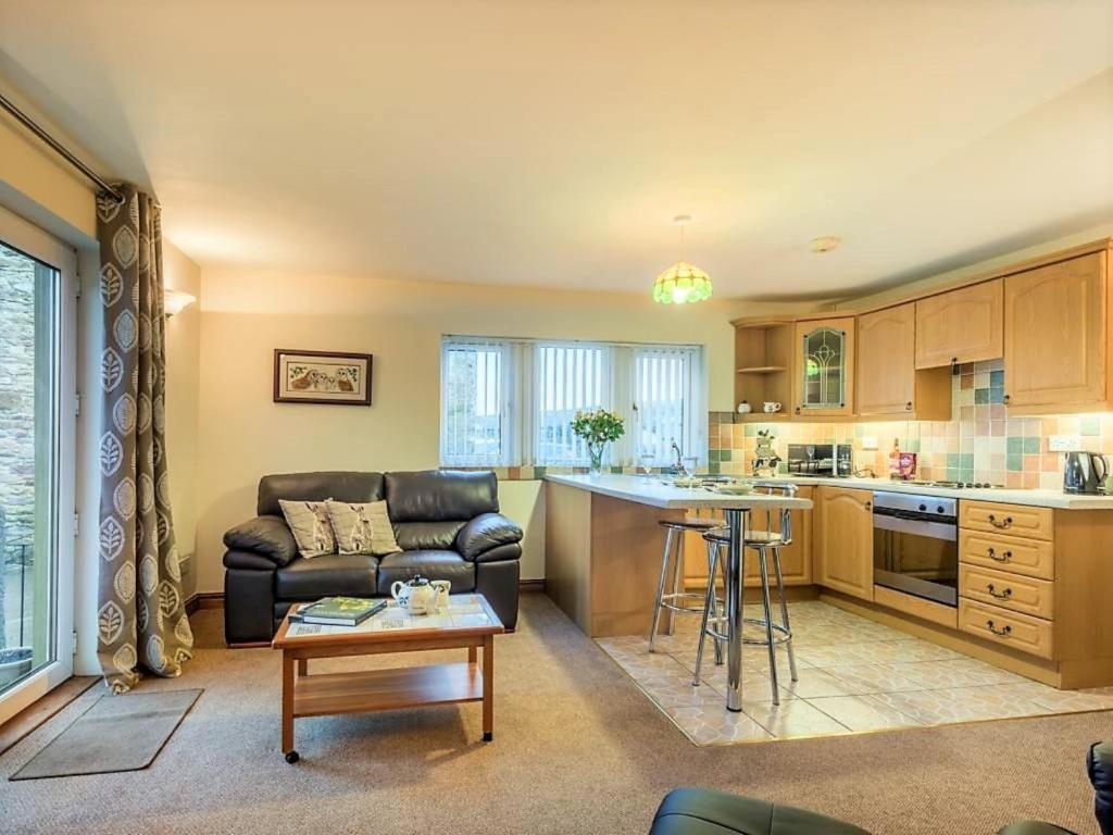 uma sala de estar com um sofá e uma mesa em 1 bed in Dearham SZ069 em Dearham