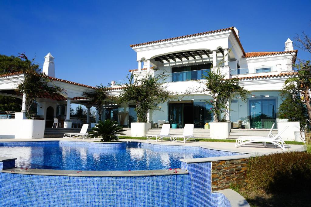 uma casa com uma piscina em frente em Villa Algarve em Vila Nova de Cacela