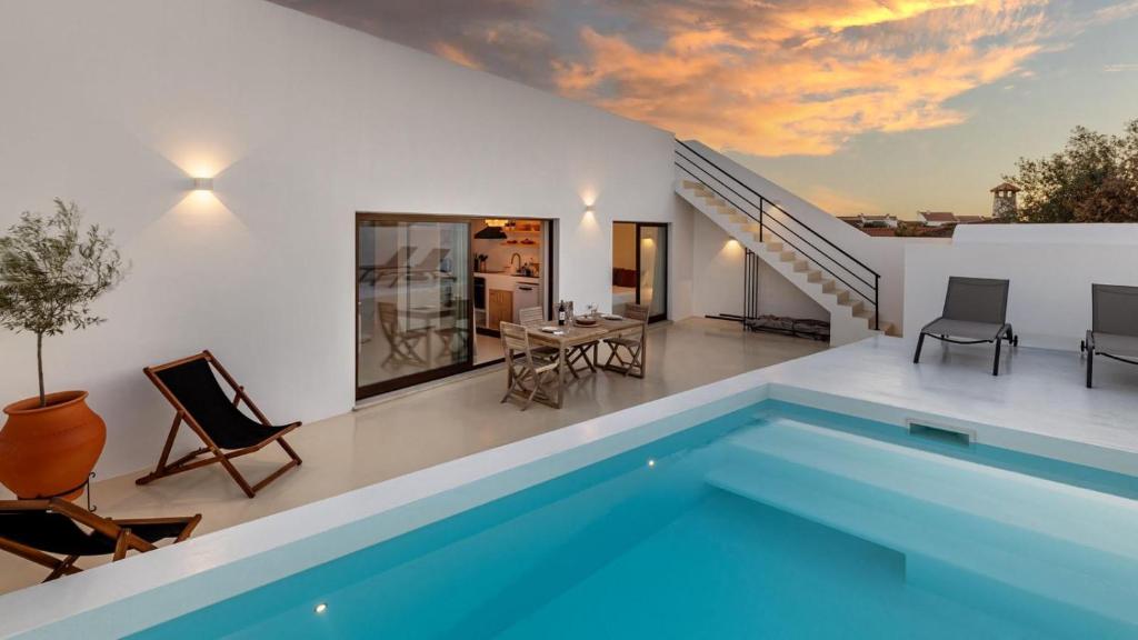 eine Villa mit einem Pool und einem Haus in der Unterkunft Villas Mont-Blanc in Reguengos de Monsaraz