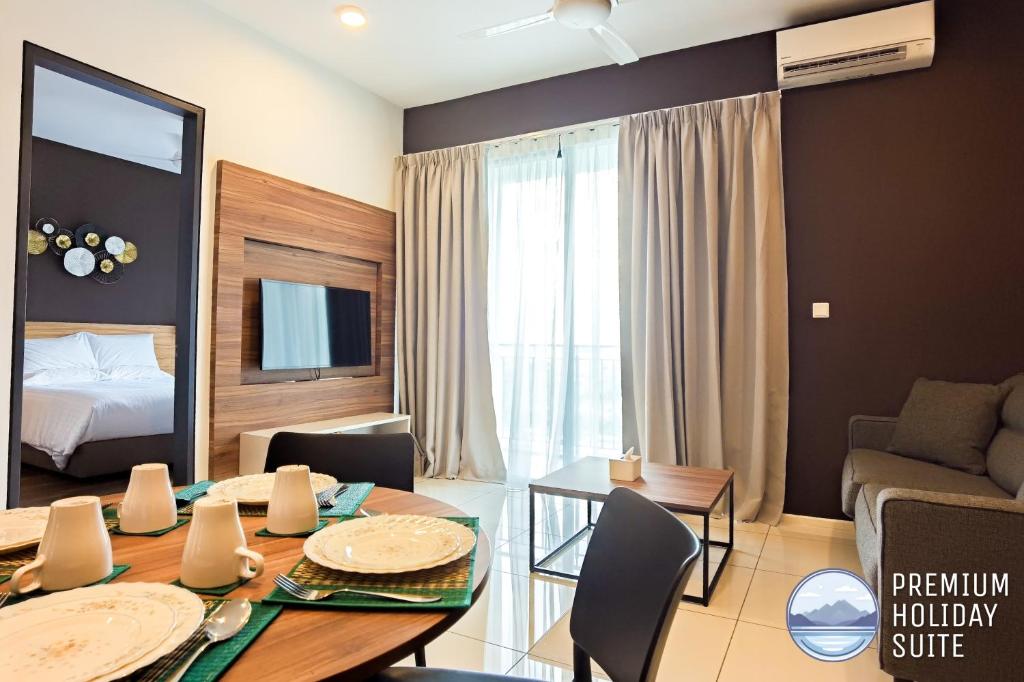 Habitación con mesa de comedor y sala de estar. en Premium Holiday Suite beside Lost World Tambun en Tambun