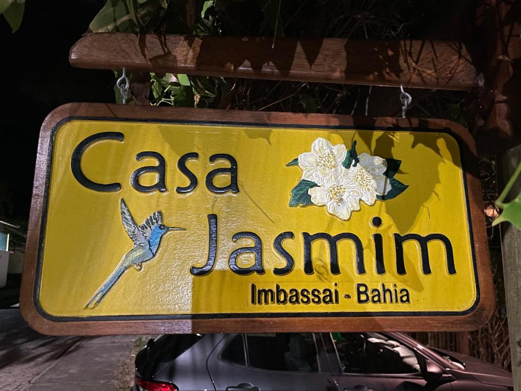 ein gelbes Schild, das Cassia Jasmin liest in der Unterkunft Casa Jasmim Imbassaí-BA in Mata de Sao Joao
