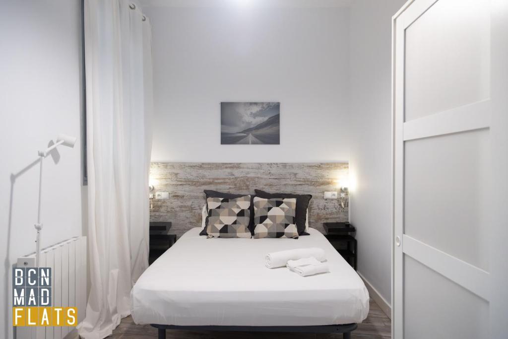 سرير أو أسرّة في غرفة في Barcelona - Eixample 1B
