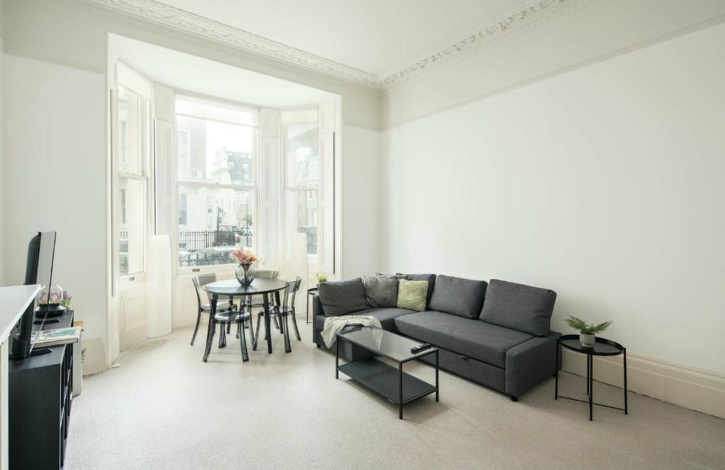 - un salon avec un canapé et une table dans l'établissement Remarkable 2-Bed Apartment in London, à Londres