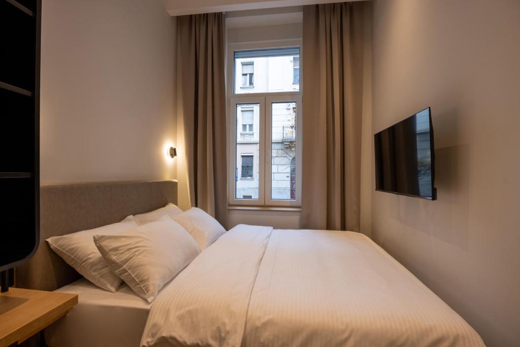 Postel nebo postele na pokoji v ubytování Hop Inn Rooms & Suites