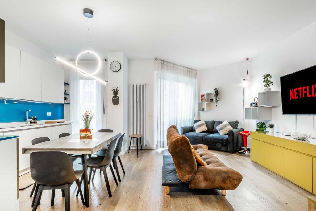 Il comprend une cuisine et un salon avec une table et des chaises. dans l'établissement [Cozy Home SAN SIRO-DUOMO] Netflix & Design, à Milan