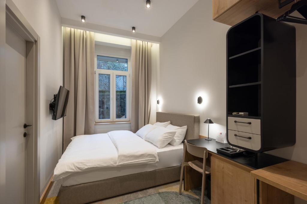 Postel nebo postele na pokoji v ubytování Hop Inn Rooms & Suites