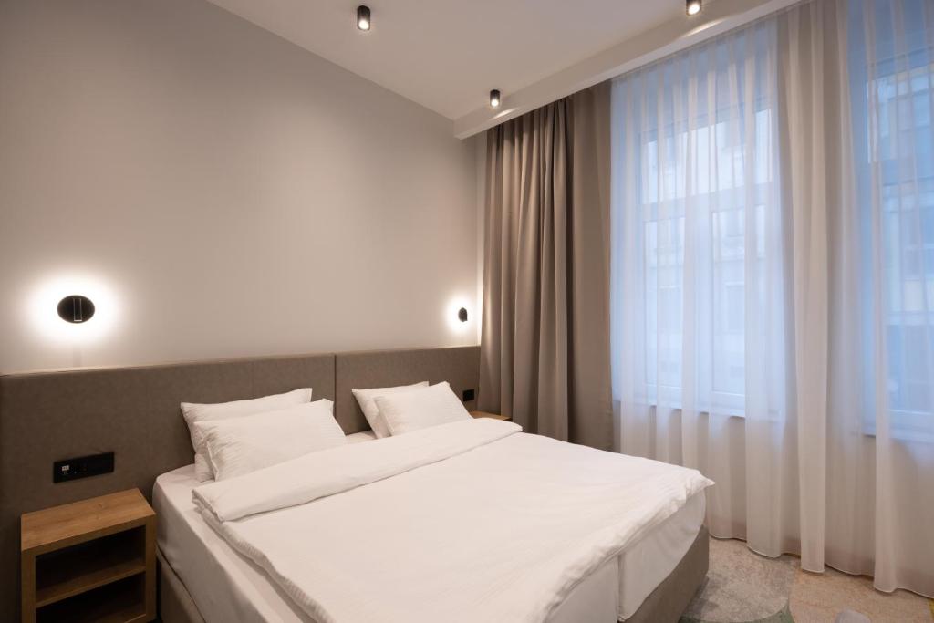 Postel nebo postele na pokoji v ubytování Hop Inn Rooms & Suites