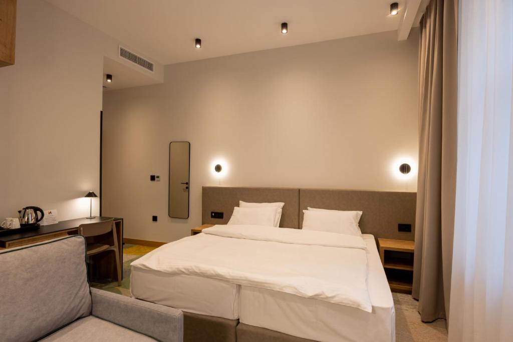 Postel nebo postele na pokoji v ubytování Hop Inn Rooms & Suites