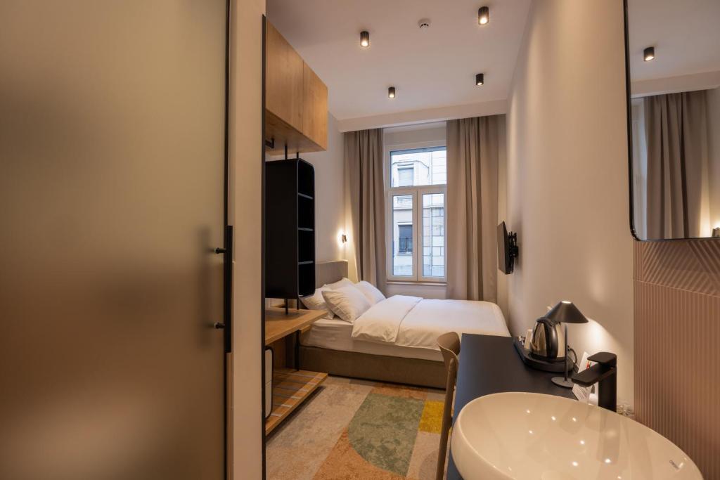 Ett badrum på Hop Inn Rooms & Suites