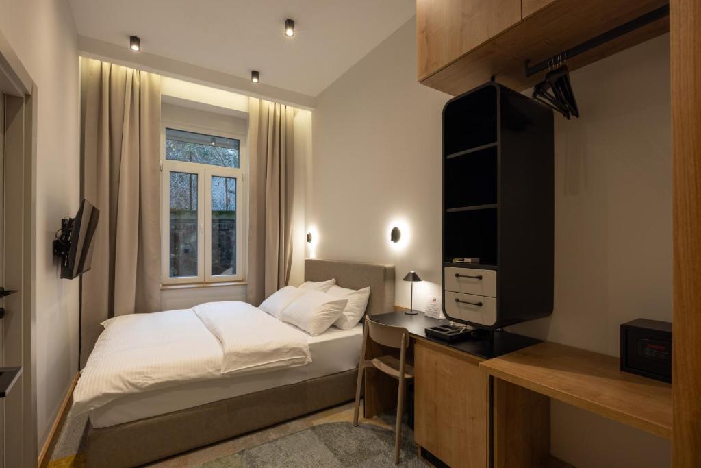 Postel nebo postele na pokoji v ubytování Hop Inn Rooms & Suites