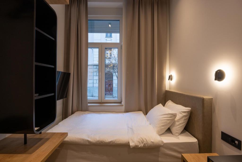 Postel nebo postele na pokoji v ubytování Hop Inn Rooms & Suites