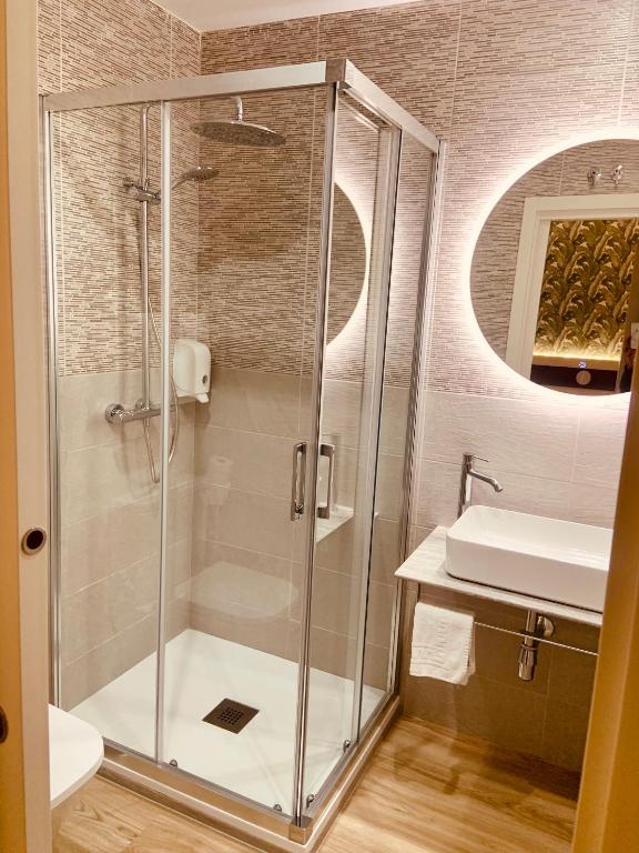 A bathroom at Hostal Abadia Madrid