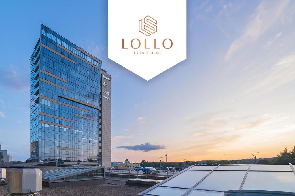 un grand bâtiment avec un logo sur son côté dans l'établissement Gynėjų Apartments - Lollo Luxury, à Vilnius